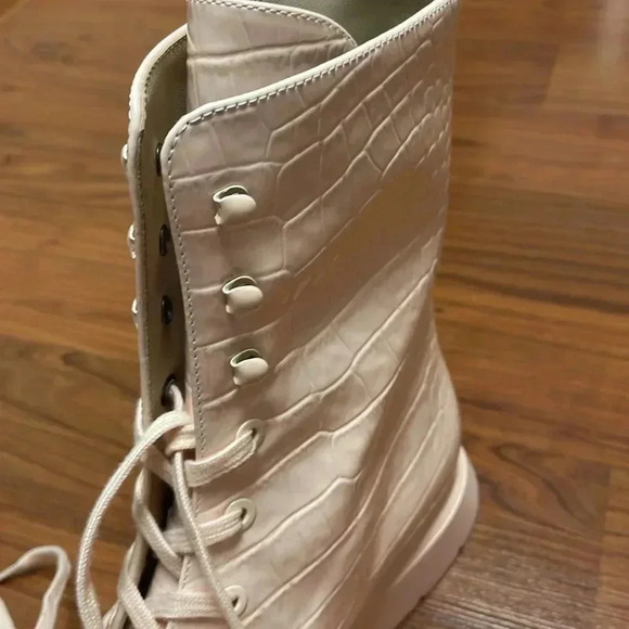 Stuart Weitzman Mckenzee Croc Embossed Leather Ankle Boots, size 40 - Picture 11 of 14